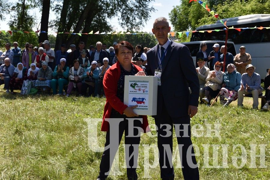 В Беркет  Ключе на Дне села ловили петуха (ФОТОРЕПОРТАЖ)