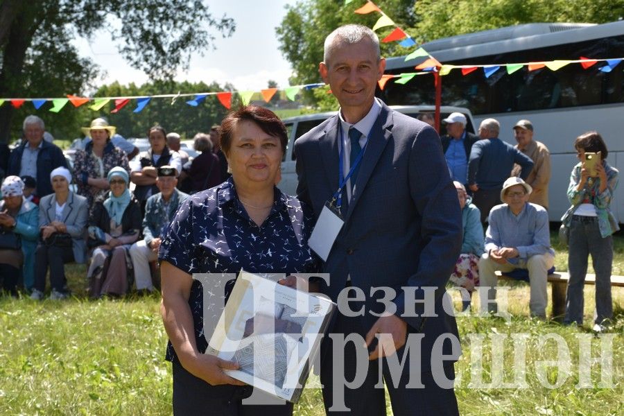 В Беркет  Ключе на Дне села ловили петуха (ФОТОРЕПОРТАЖ)