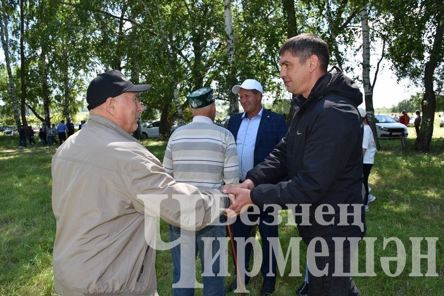 В Беркет  Ключе на Дне села ловили петуха (ФОТОРЕПОРТАЖ)