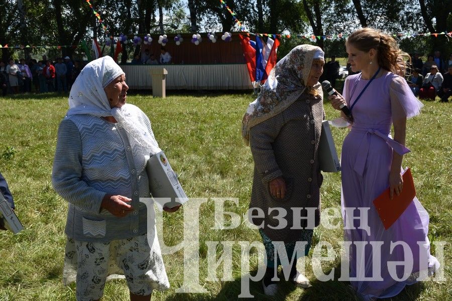 В Беркет  Ключе на Дне села ловили петуха (ФОТОРЕПОРТАЖ)