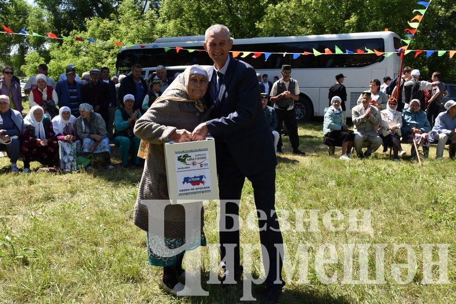 В Беркет  Ключе на Дне села ловили петуха (ФОТОРЕПОРТАЖ)