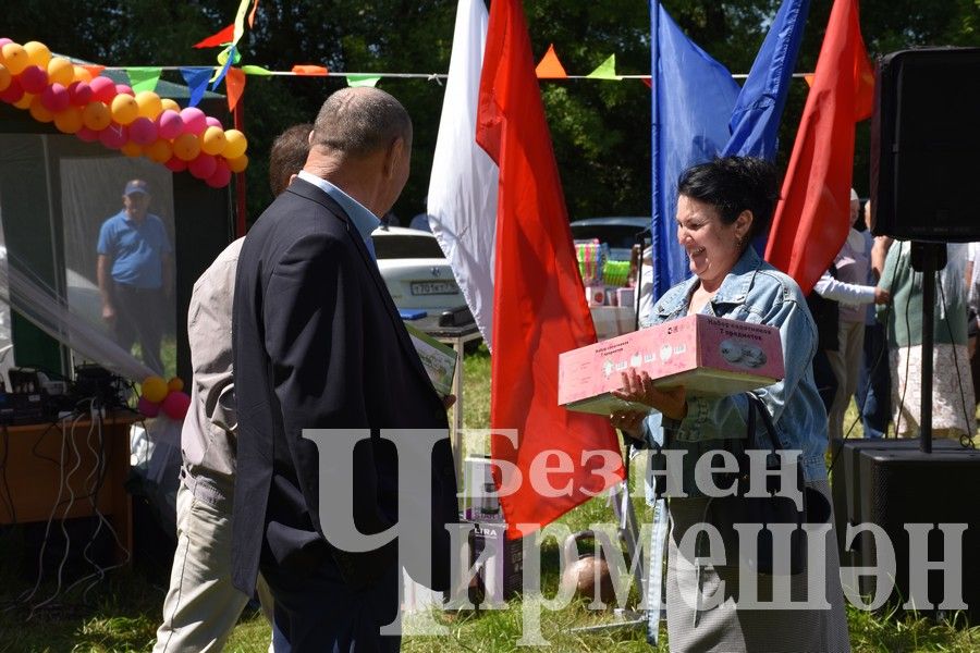 В Беркет  Ключе на Дне села ловили петуха (ФОТОРЕПОРТАЖ)