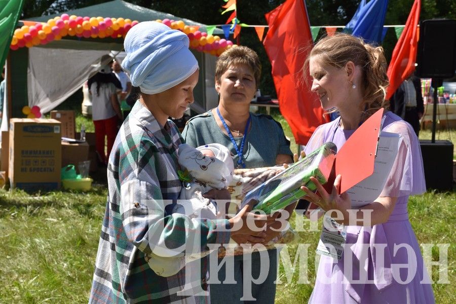 В Беркет  Ключе на Дне села ловили петуха (ФОТОРЕПОРТАЖ)