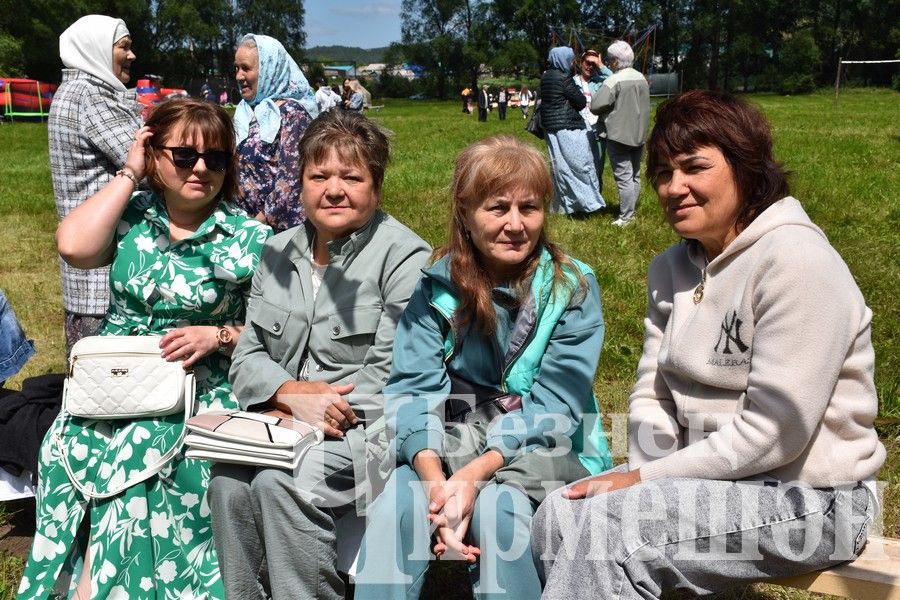 В Беркет  Ключе на Дне села ловили петуха (ФОТОРЕПОРТАЖ)