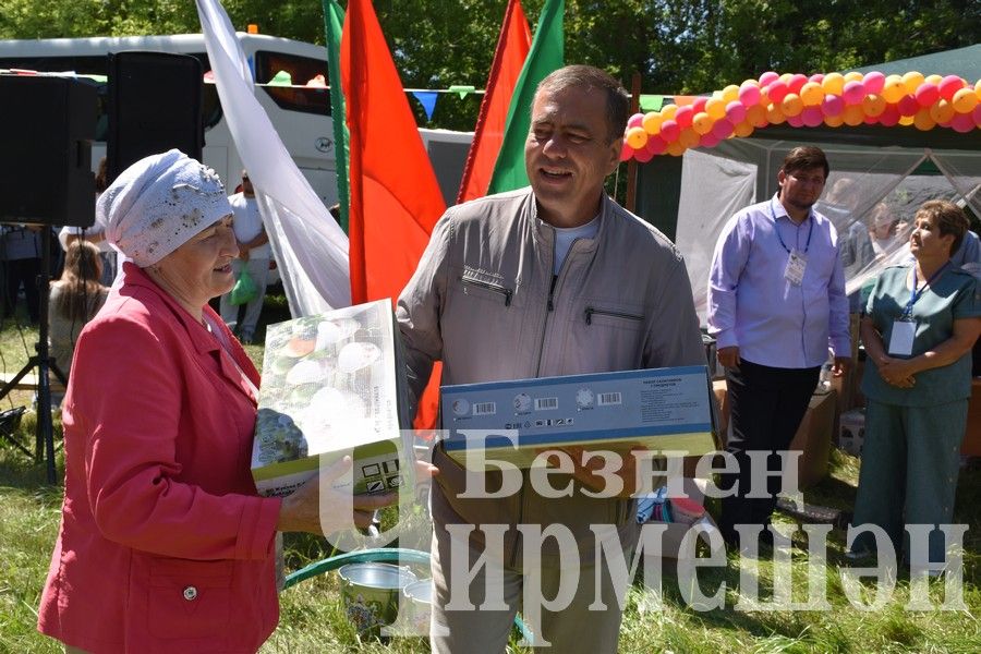 В Беркет  Ключе на Дне села ловили петуха (ФОТОРЕПОРТАЖ)