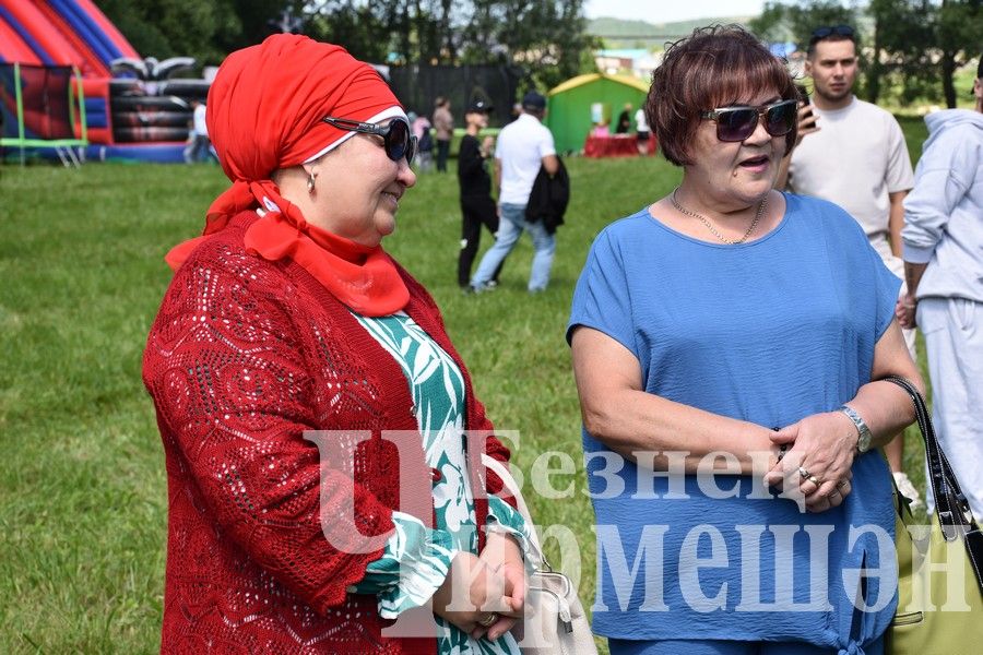 В Беркет  Ключе на Дне села ловили петуха (ФОТОРЕПОРТАЖ)