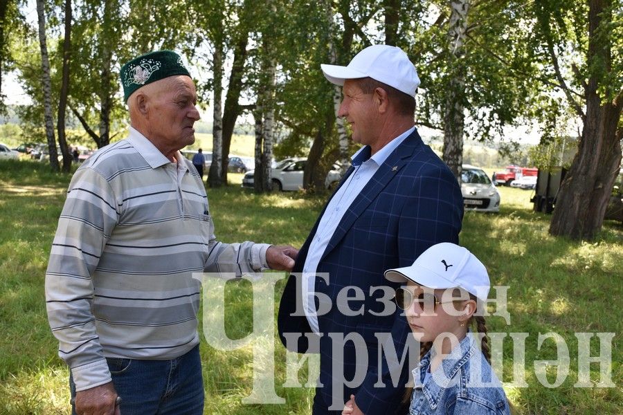 В Беркет  Ключе на Дне села ловили петуха (ФОТОРЕПОРТАЖ)