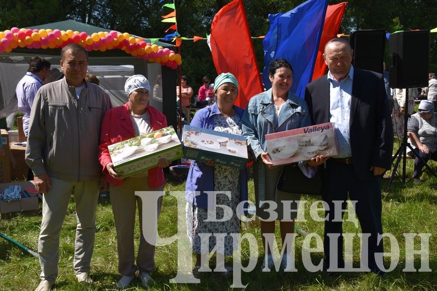 В Беркет  Ключе на Дне села ловили петуха (ФОТОРЕПОРТАЖ)