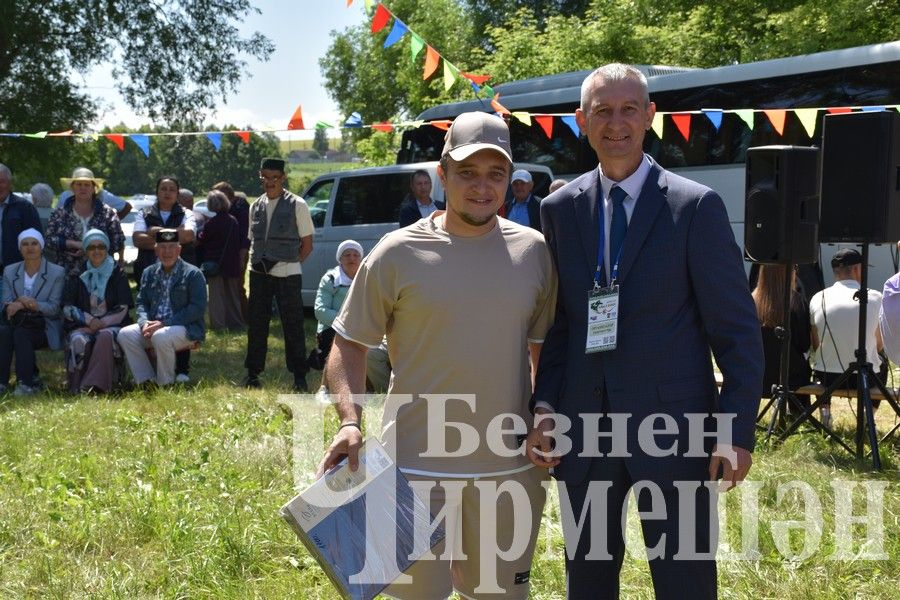 В Беркет  Ключе на Дне села ловили петуха (ФОТОРЕПОРТАЖ)