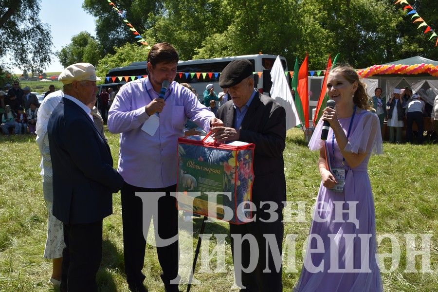 В Беркет  Ключе на Дне села ловили петуха (ФОТОРЕПОРТАЖ)