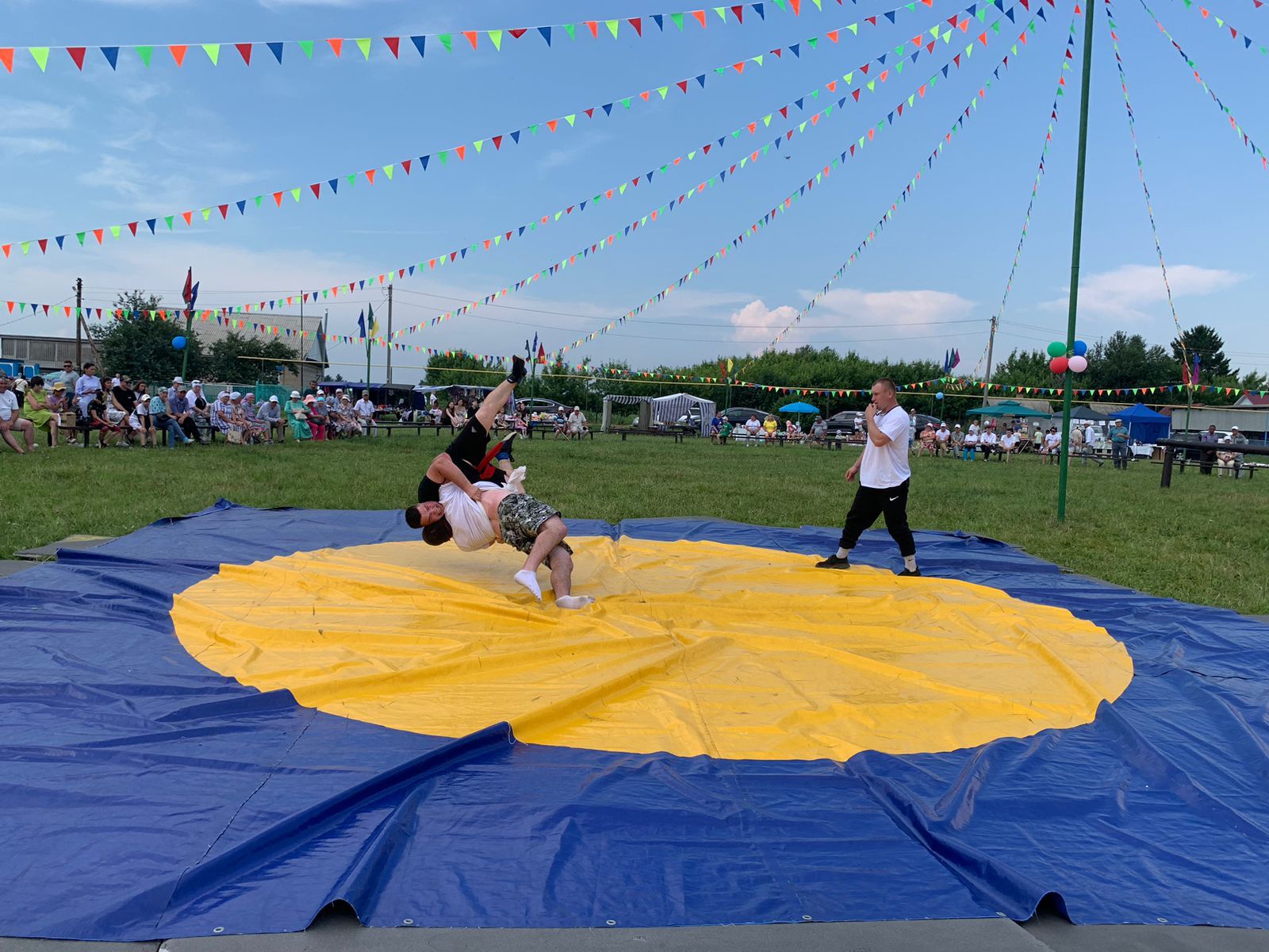 В Лашманке на празднике День села боролись и девушки (ФОТОРЕПОРТАЖ)