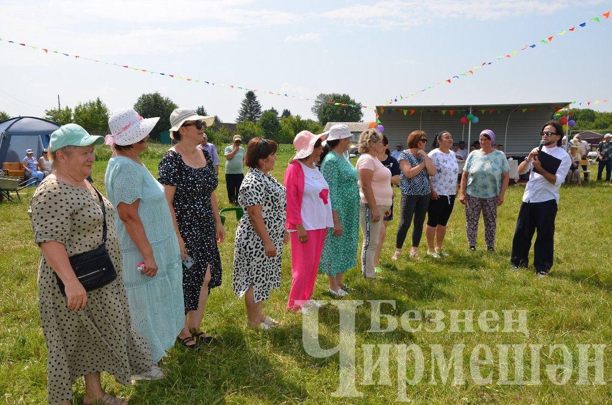 В Лашманке на празднике День села боролись и девушки (ФОТОРЕПОРТАЖ)