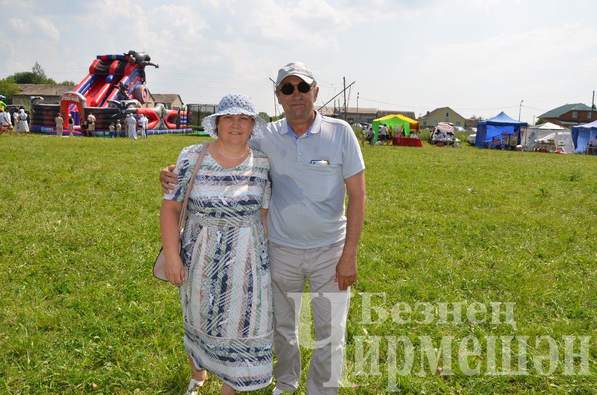 В Лашманке на празднике День села боролись и девушки (ФОТОРЕПОРТАЖ)