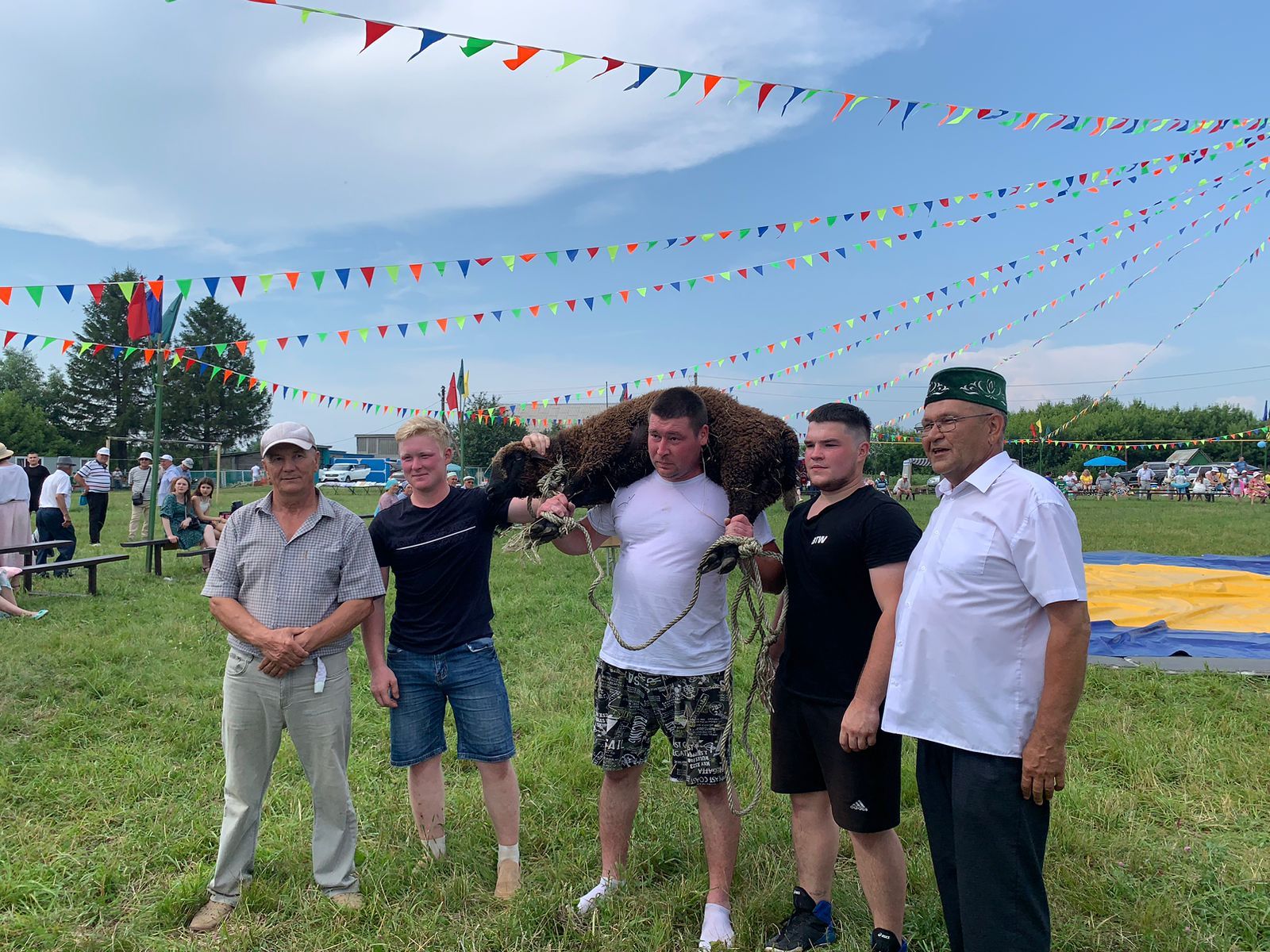 В Лашманке на празднике День села боролись и девушки (ФОТОРЕПОРТАЖ)