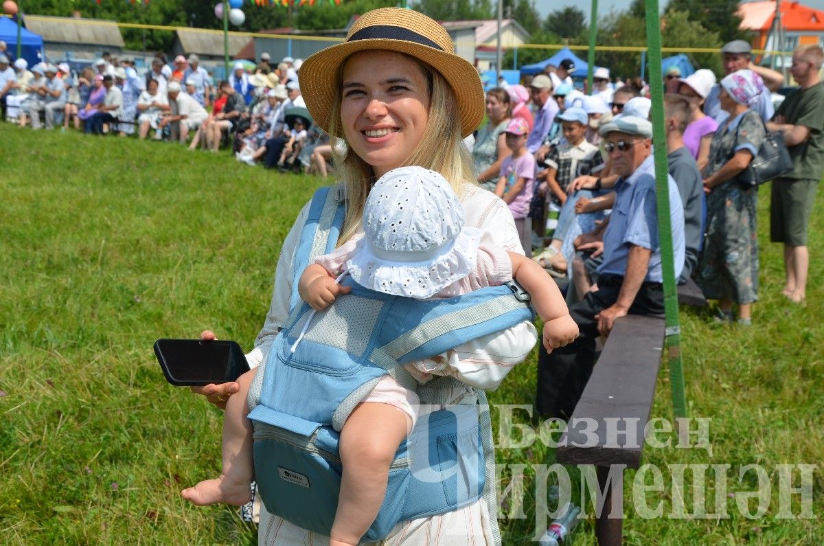 В Лашманке на празднике День села боролись и девушки (ФОТОРЕПОРТАЖ)