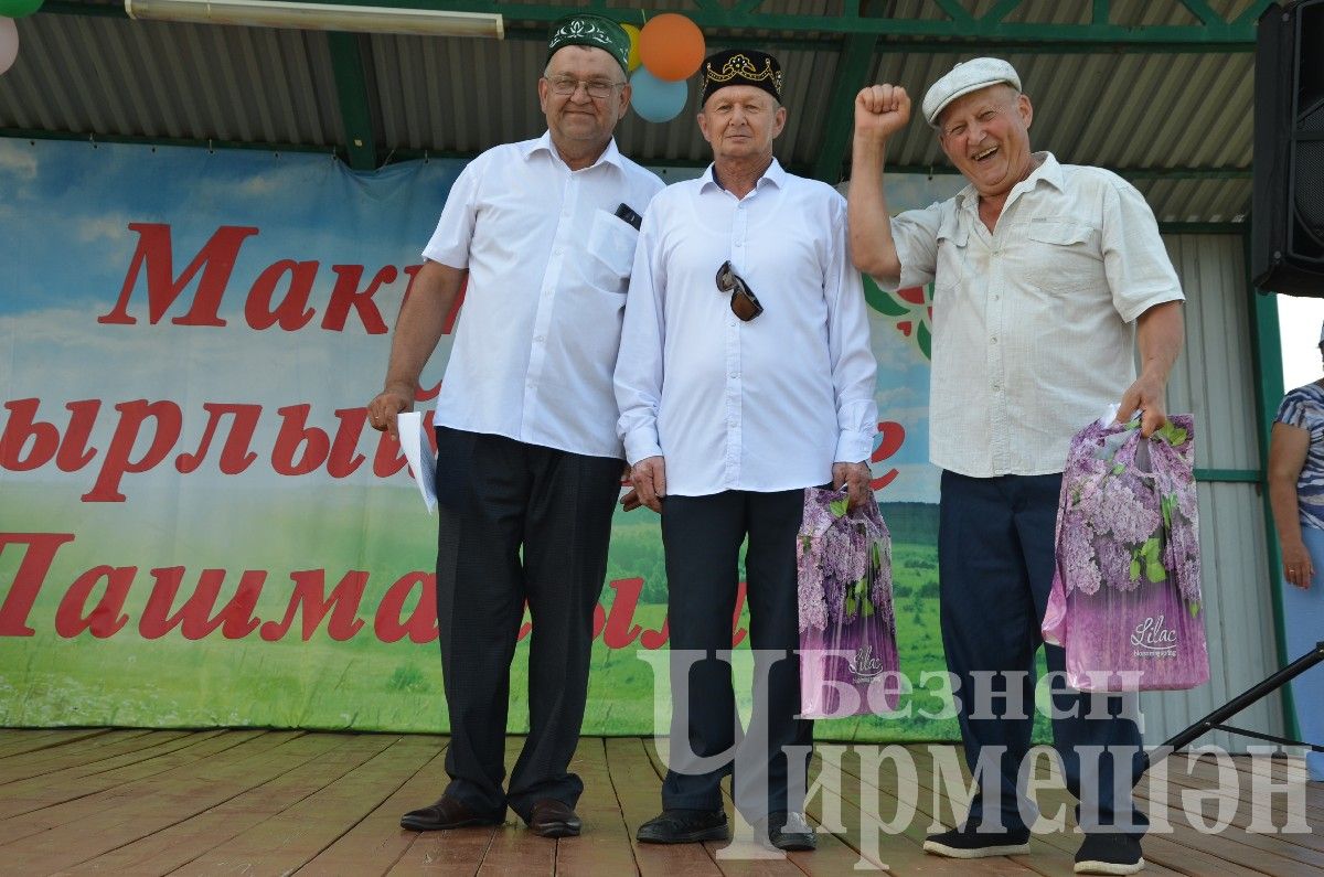 В Лашманке на празднике День села боролись и девушки (ФОТОРЕПОРТАЖ)