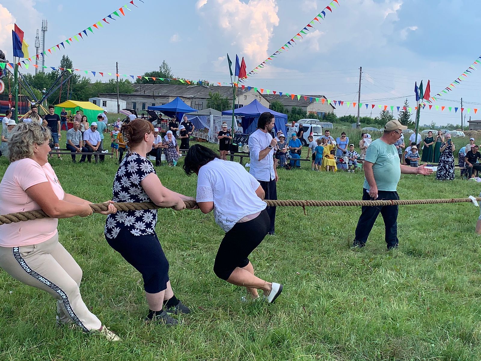 В Лашманке на празднике День села боролись и девушки (ФОТОРЕПОРТАЖ)