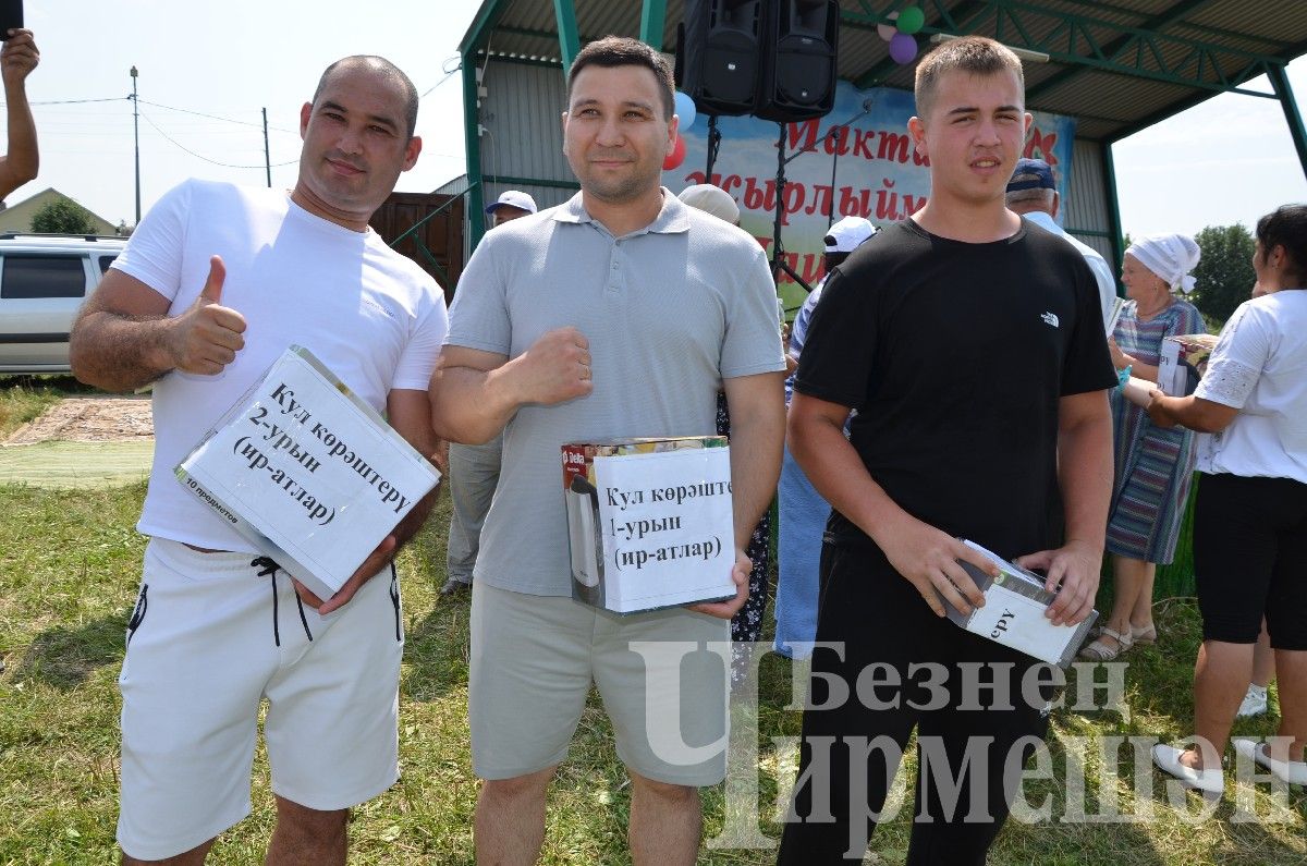 В Лашманке на празднике День села боролись и девушки (ФОТОРЕПОРТАЖ)