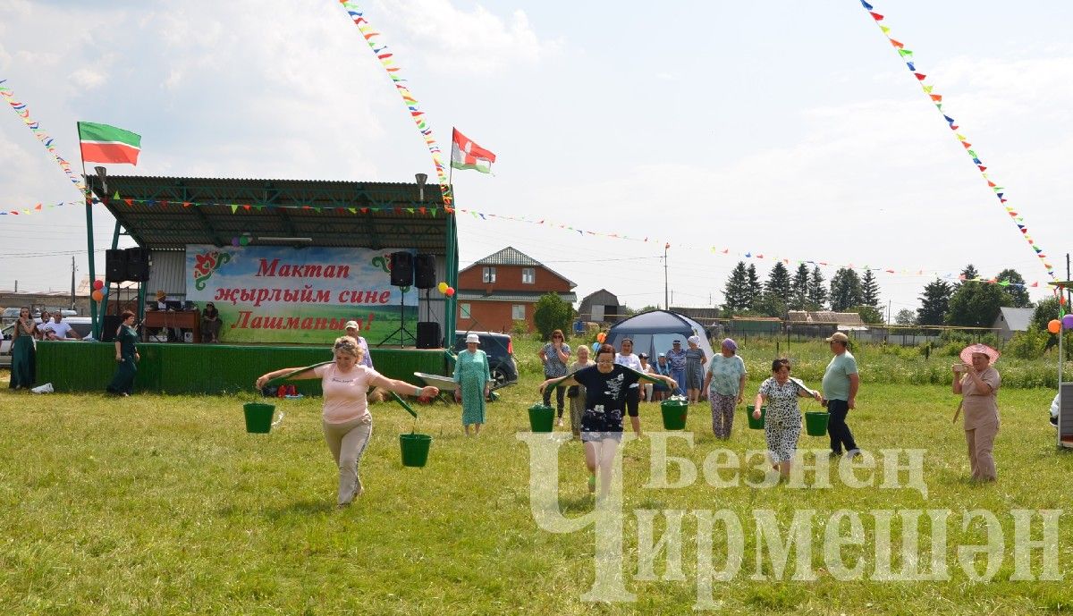 В Лашманке на празднике День села боролись и девушки (ФОТОРЕПОРТАЖ)