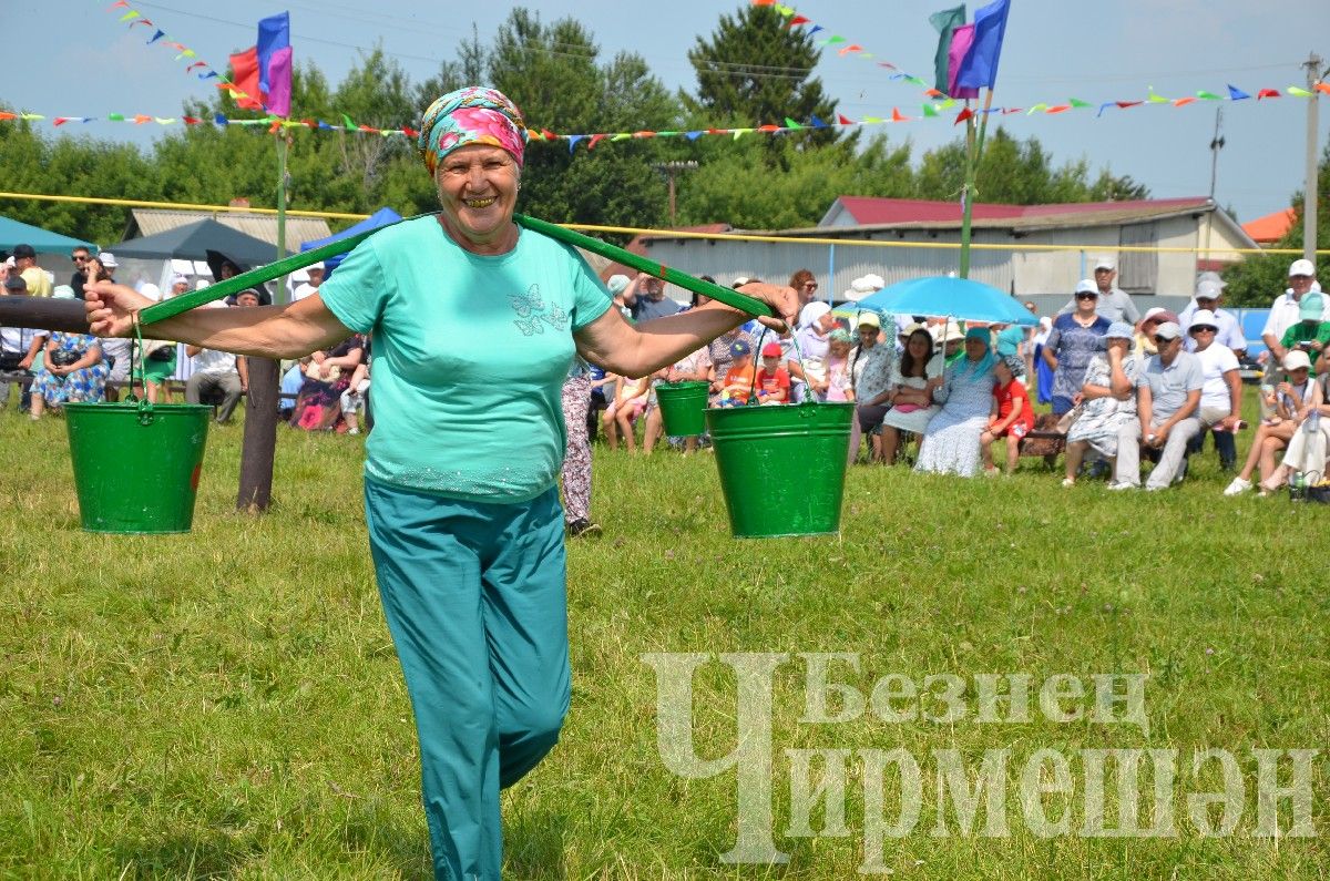 В Лашманке на празднике День села боролись и девушки (ФОТОРЕПОРТАЖ)