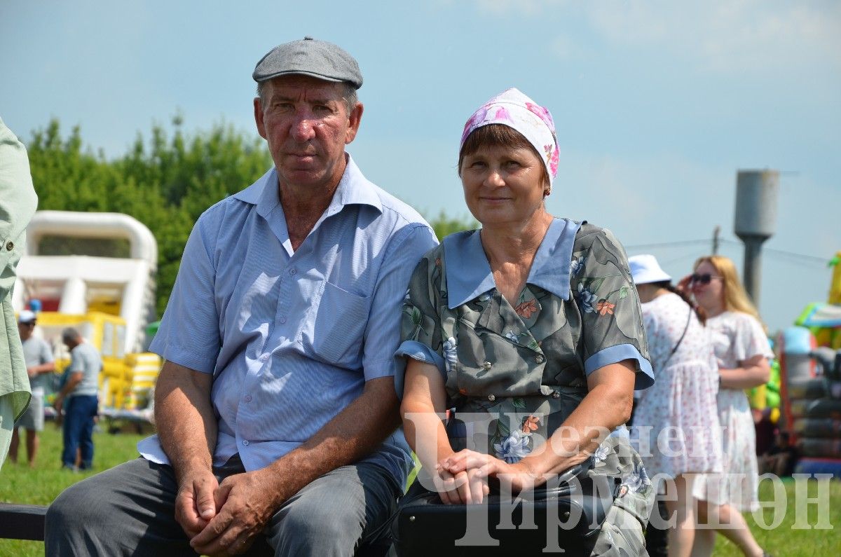 В Лашманке на празднике День села боролись и девушки (ФОТОРЕПОРТАЖ)