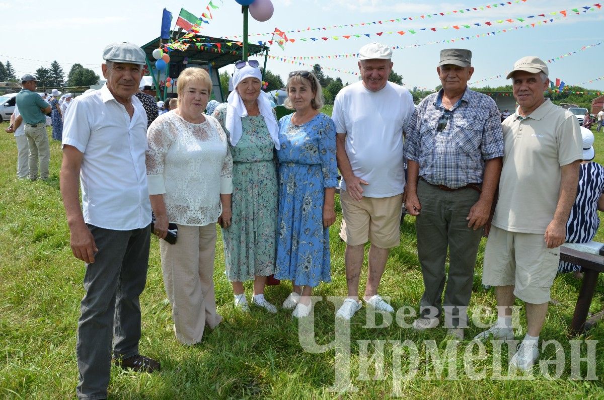 В Лашманке на празднике День села боролись и девушки (ФОТОРЕПОРТАЖ)