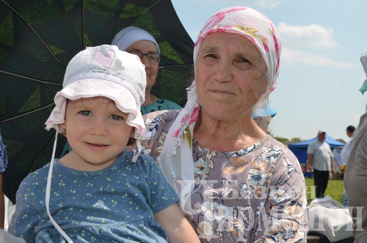 В Лашманке на празднике День села боролись и девушки (ФОТОРЕПОРТАЖ)