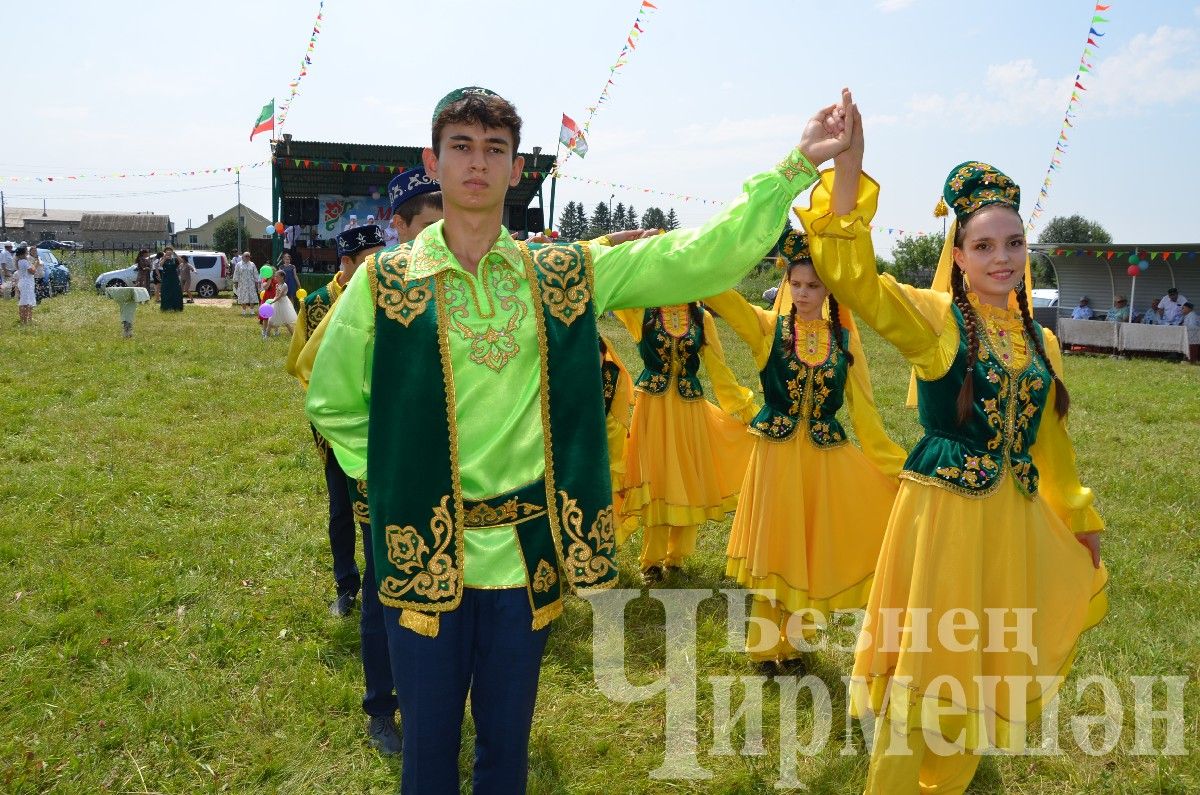 В Лашманке на празднике День села боролись и девушки (ФОТОРЕПОРТАЖ)