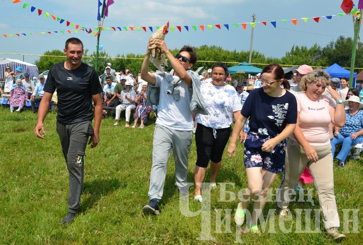 В Лашманке на празднике День села боролись и девушки (ФОТОРЕПОРТАЖ)