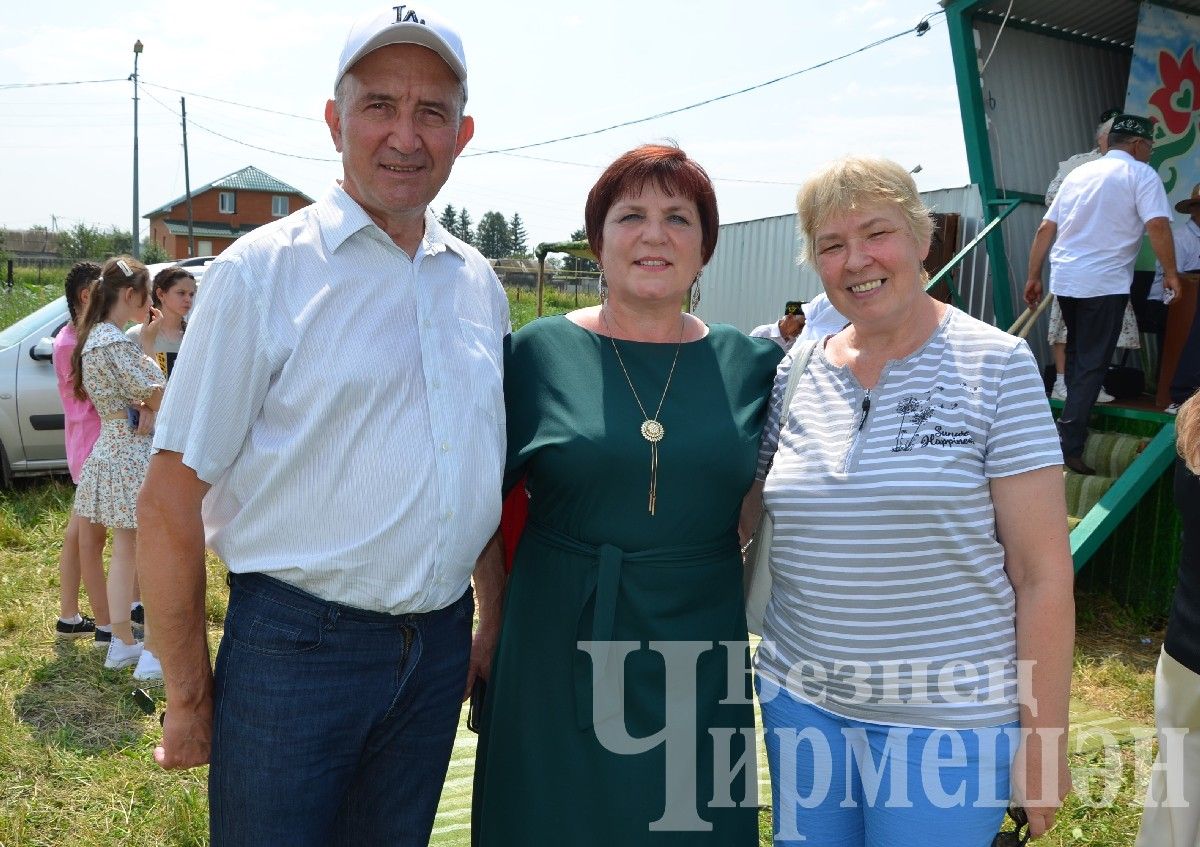 В Лашманке на празднике День села боролись и девушки (ФОТОРЕПОРТАЖ)