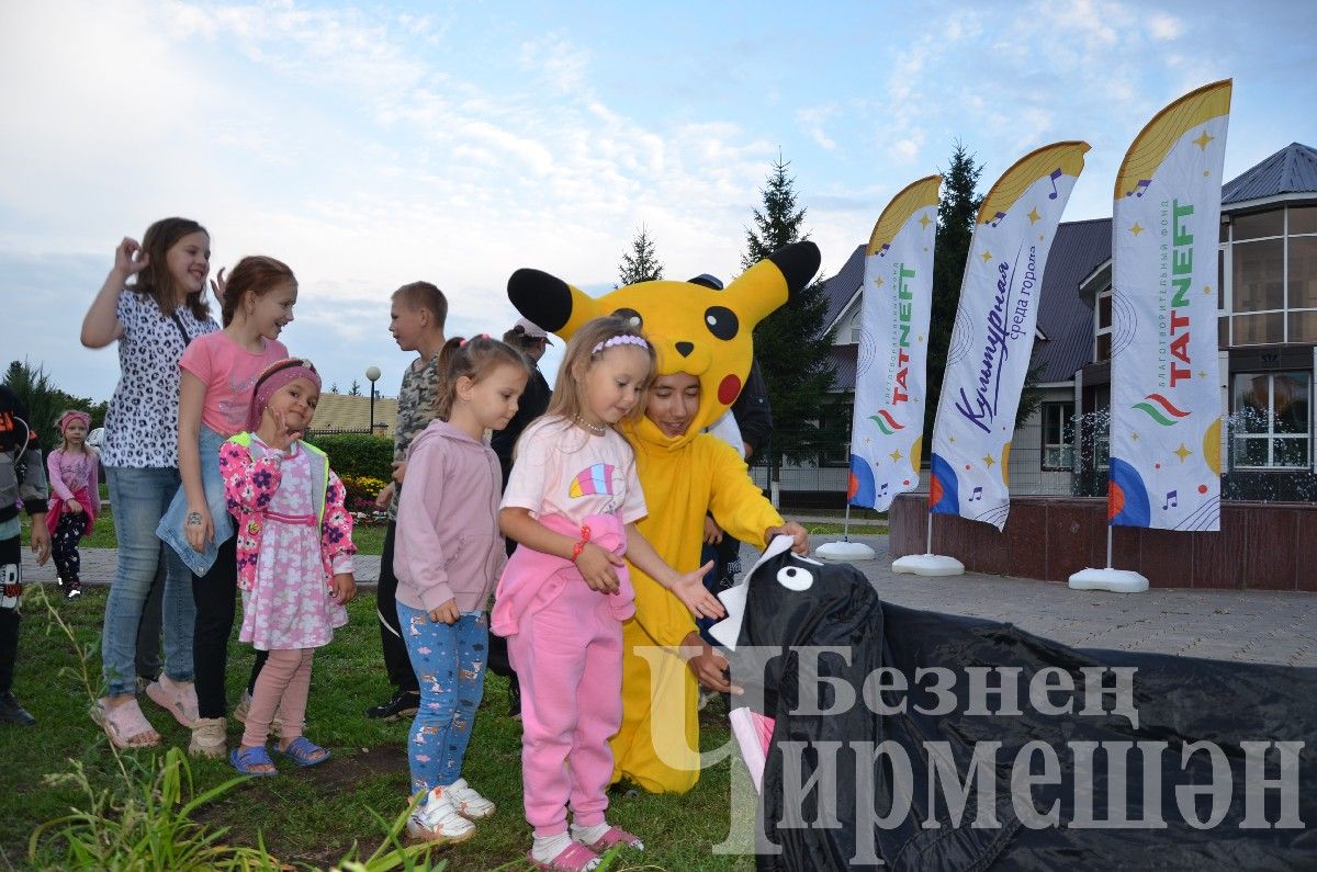 В Черемшане в рамках проекта "Культурная среда города" детей развлекал Пикачу (ФОТОРЕПОРТАЖ)