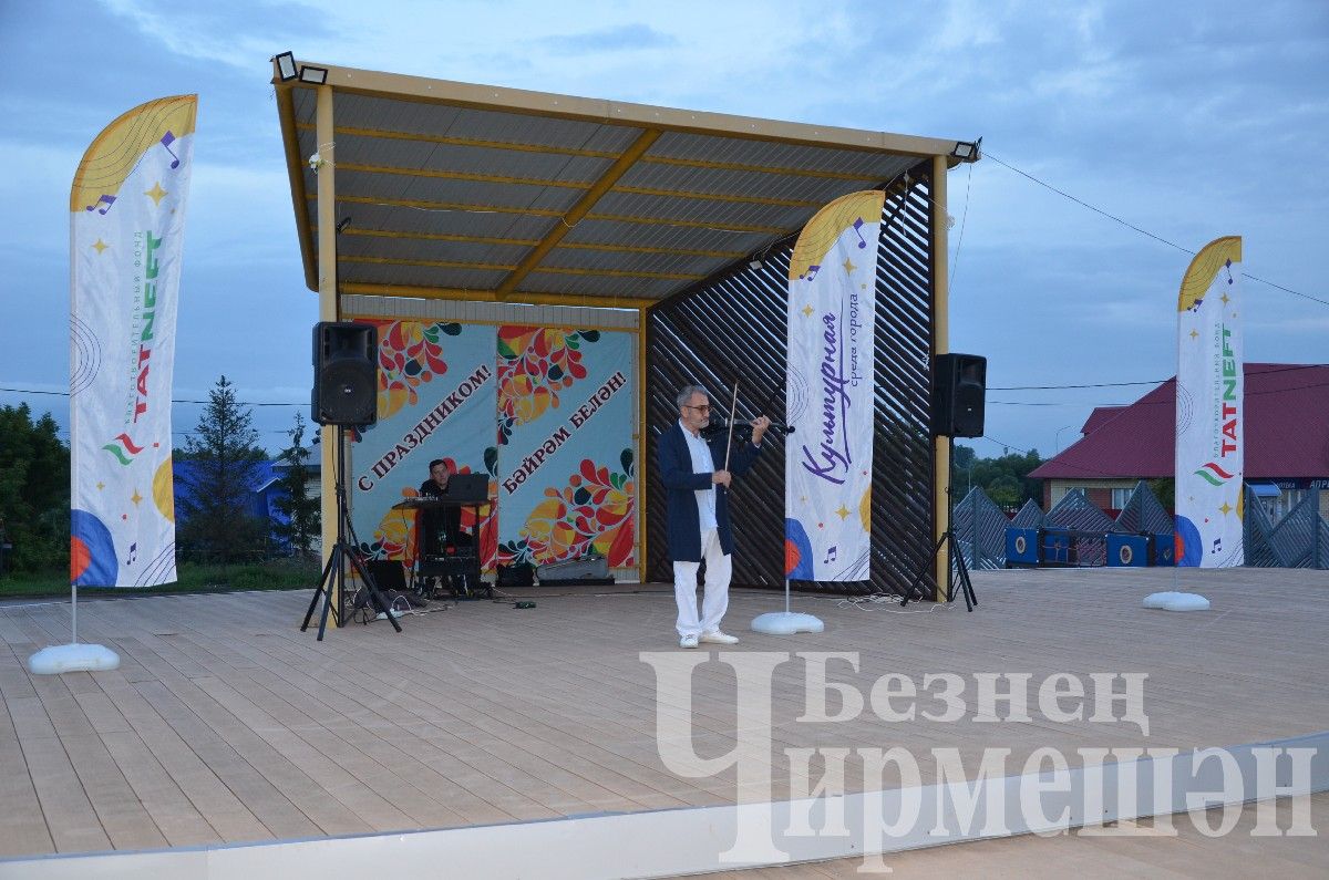 В Черемшане в рамках проекта "Культурная среда города" детей развлекал Пикачу (ФОТОРЕПОРТАЖ)