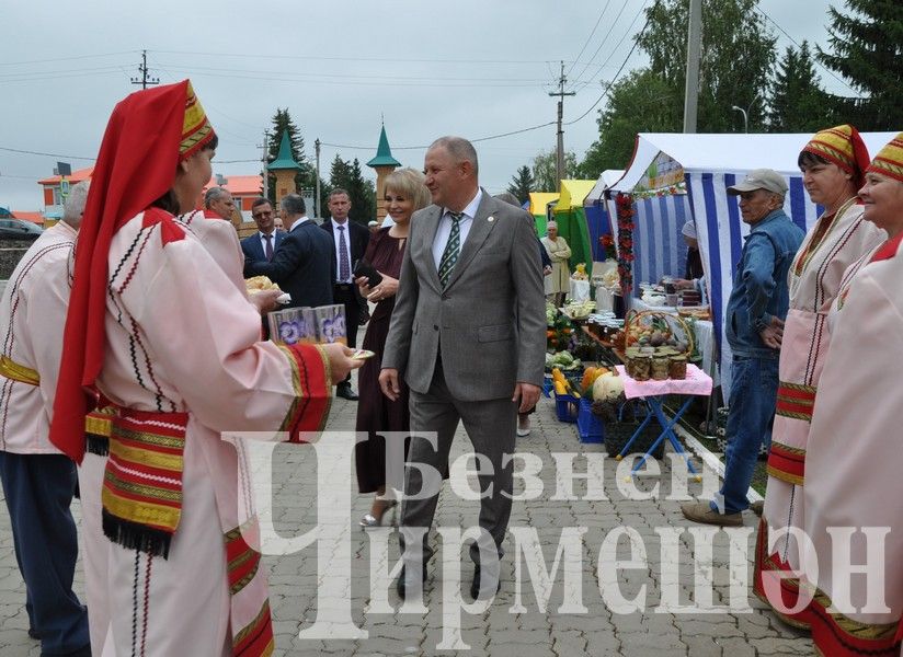 Чирмешәндә укытучыларның август конференциясе "Игелек ярминкәсеннән" башланды (ФОТОРЕПОРТАЖ)