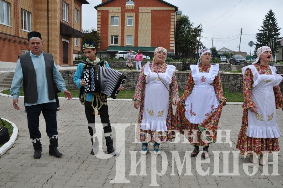 В Черемшане августовская конференция учителей началась с Ярмарки добра (ФОТОРЕПОРТАЖ)