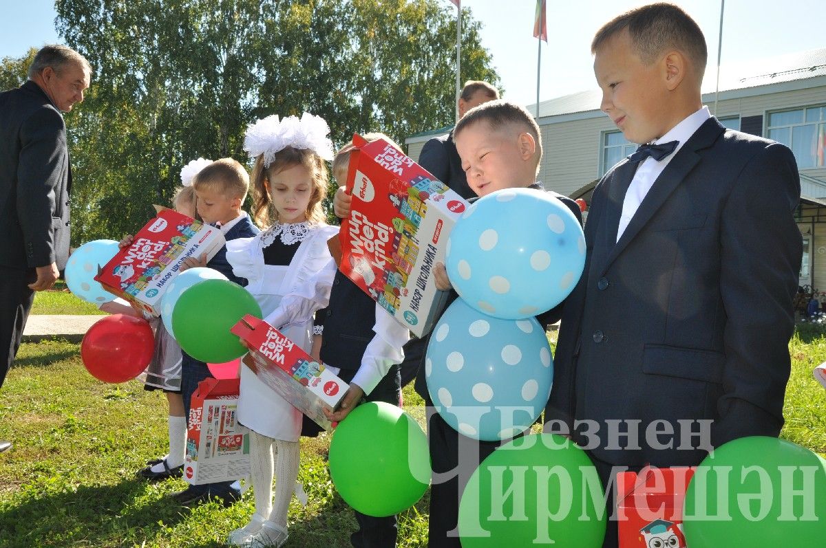 На торжественную линейку в Ивашкине пришло много гостей (ФОТОРЕПОРТАЖ)