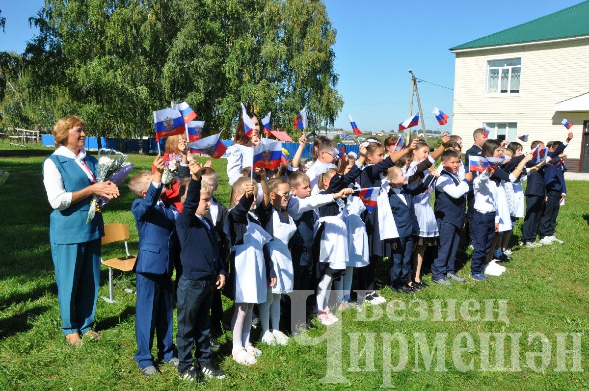 На торжественную линейку в Ивашкине пришло много гостей (ФОТОРЕПОРТАЖ)