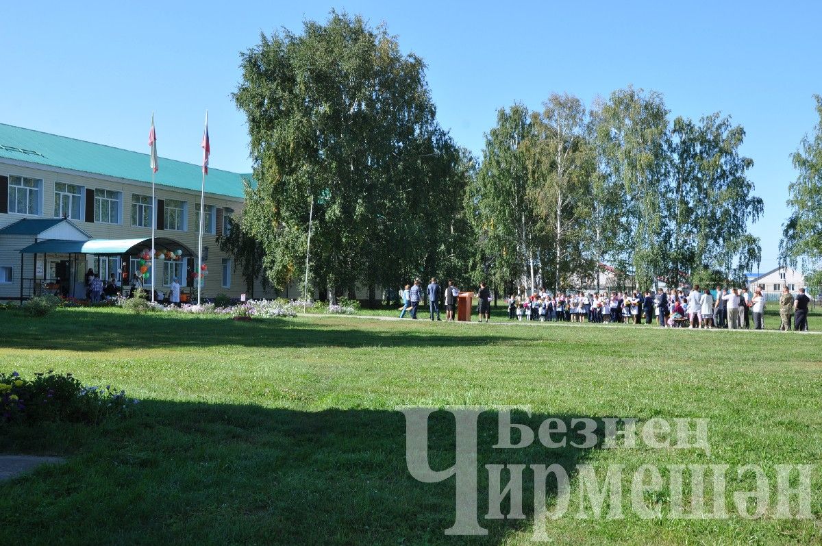 На торжественную линейку в Ивашкине пришло много гостей (ФОТОРЕПОРТАЖ)