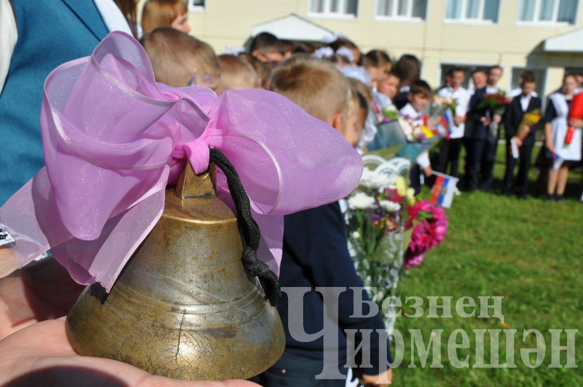 На торжественную линейку в Ивашкине пришло много гостей (ФОТОРЕПОРТАЖ)