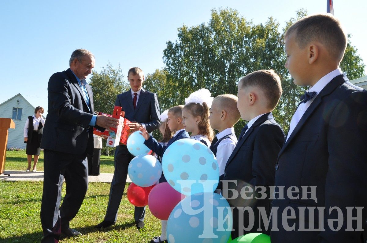 На торжественную линейку в Ивашкине пришло много гостей (ФОТОРЕПОРТАЖ)