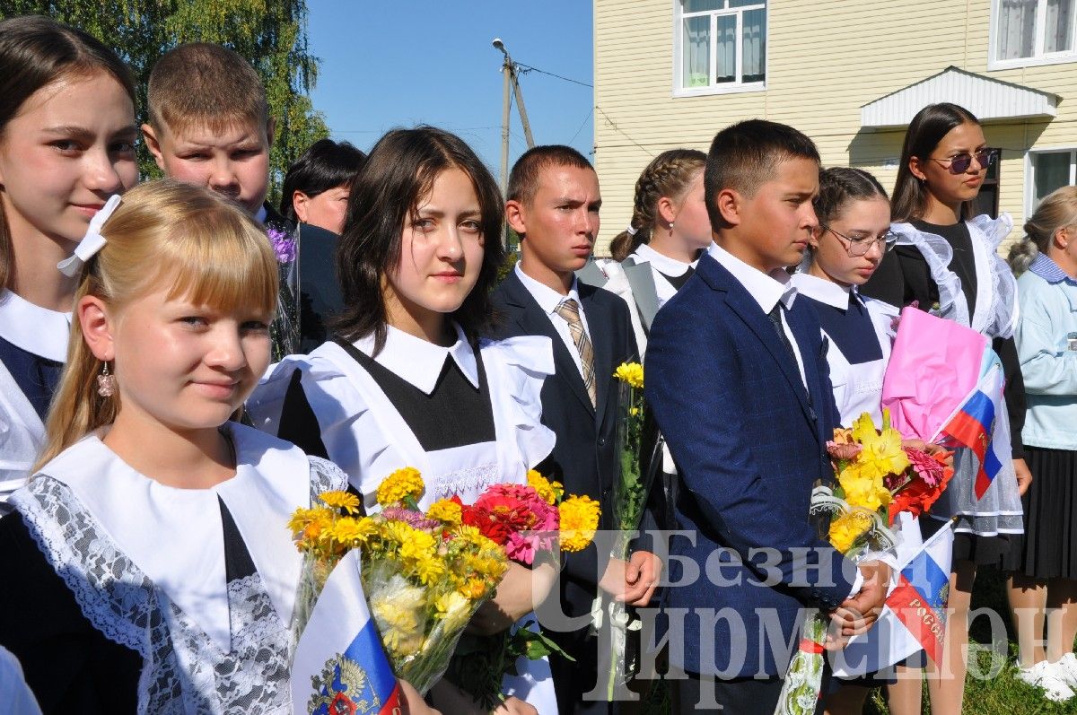 На торжественную линейку в Ивашкине пришло много гостей (ФОТОРЕПОРТАЖ)