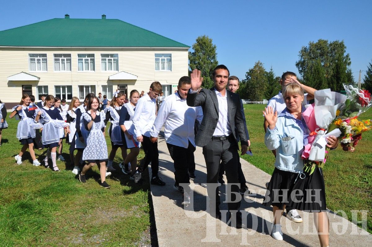 Ивашкино мәктәбендә үткән тантаналы линейкага күп кунаклар килде (ФОТОРЕПОРТАЖ)