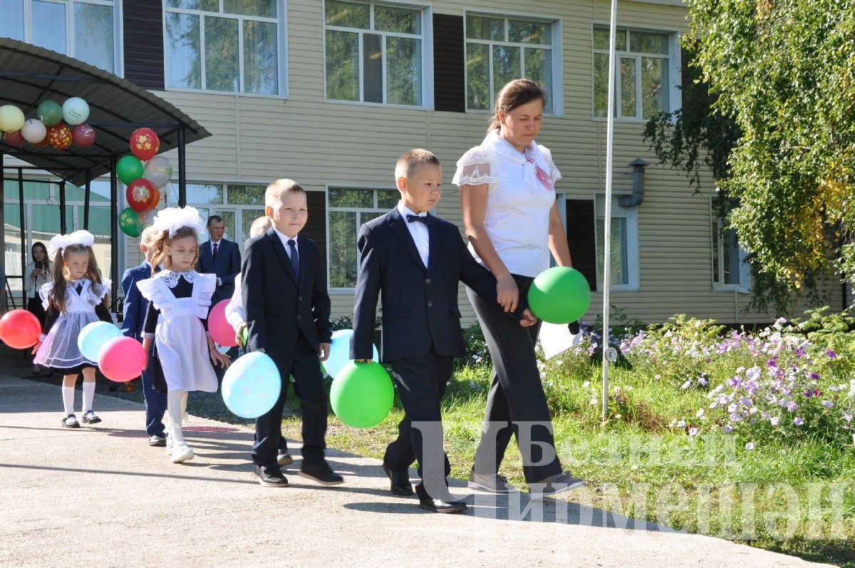 На торжественную линейку в Ивашкине пришло много гостей (ФОТОРЕПОРТАЖ)