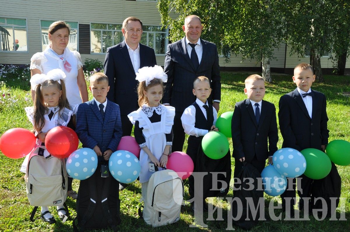 На торжественную линейку в Ивашкине пришло много гостей (ФОТОРЕПОРТАЖ)