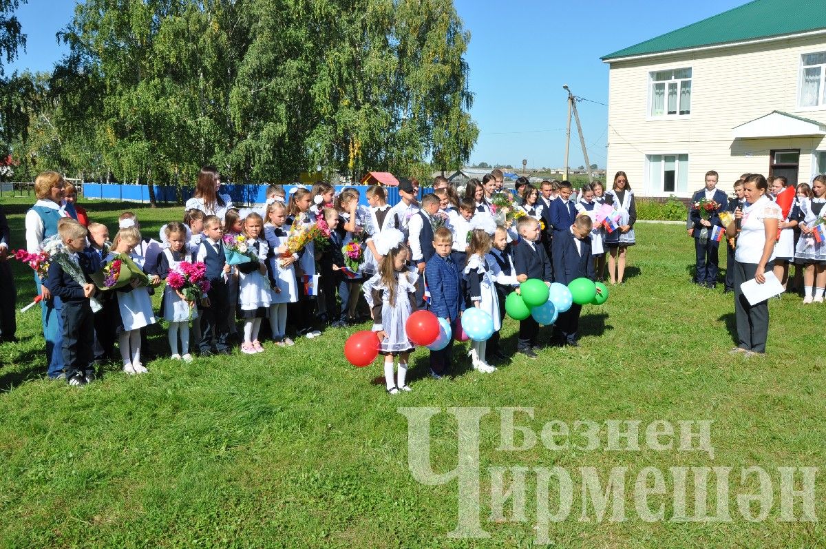 На торжественную линейку в Ивашкине пришло много гостей (ФОТОРЕПОРТАЖ)