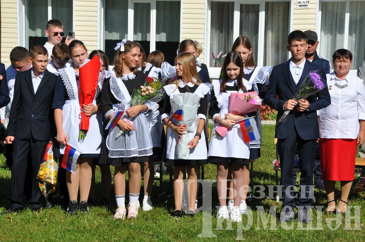 На торжественную линейку в Ивашкине пришло много гостей (ФОТОРЕПОРТАЖ)