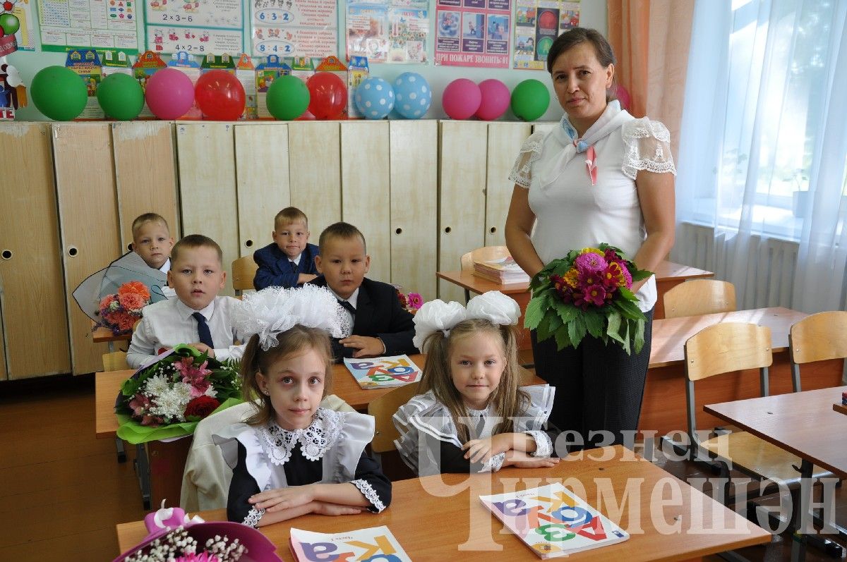 На торжественную линейку в Ивашкине пришло много гостей (ФОТОРЕПОРТАЖ)