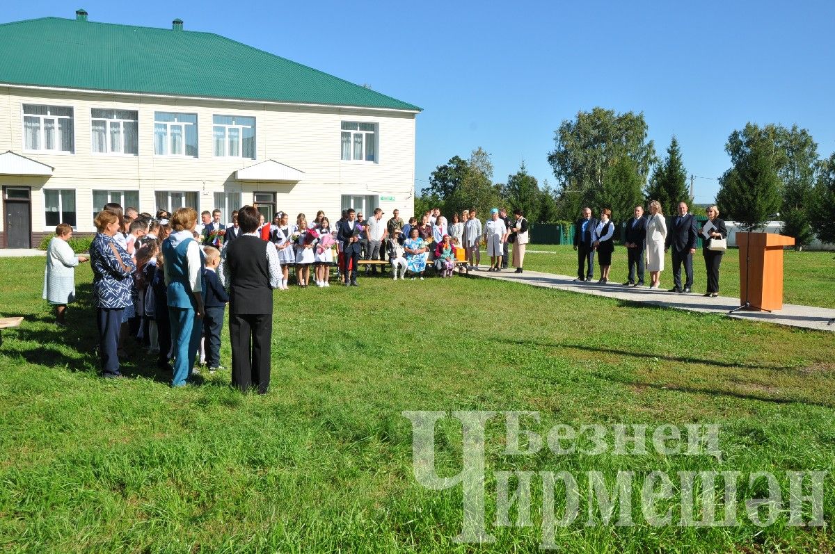 На торжественную линейку в Ивашкине пришло много гостей (ФОТОРЕПОРТАЖ)