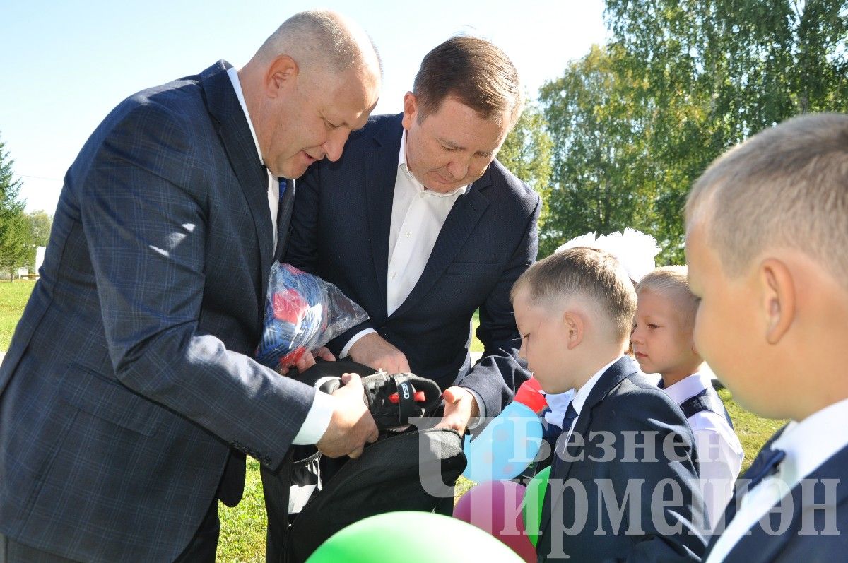 На торжественную линейку в Ивашкине пришло много гостей (ФОТОРЕПОРТАЖ)