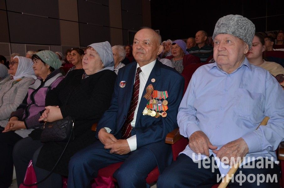 Бүген өлкәннәребез өчен район мәдәният йортында матур чара үтте (ФОТОРЕПОРТАЖ)