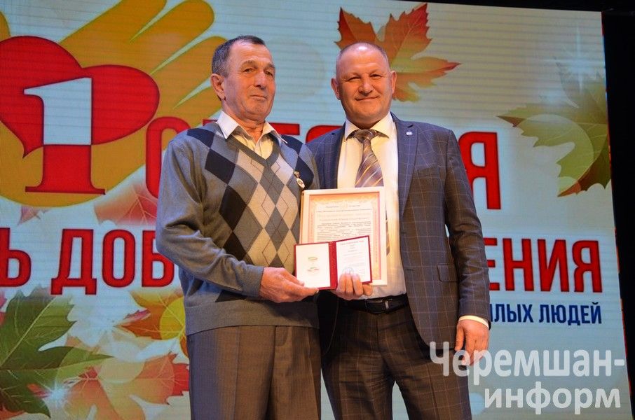 Бүген өлкәннәребез өчен район мәдәният йортында матур чара үтте (ФОТОРЕПОРТАЖ)